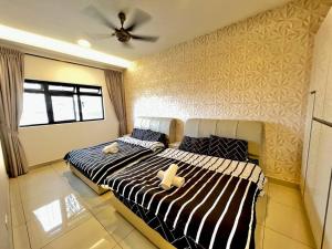 1 Schlafzimmer mit 2 Betten und einem Deckenventilator in der Unterkunft MeridinMedini FamilyTrip 5min to Legoland by VDO Homestay in Nusajaya