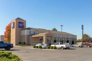una concessionaria di auto con parcheggio di Sleep Inn Ontario a Ontario