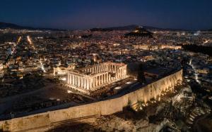 une vue aérienne sur l'acropole la nuit dans l'établissement Acropolis Holmes Residence, à Athènes