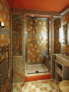 a bathroom with a shower and a sink at Hang Your Hat in Winchester +7 photos
