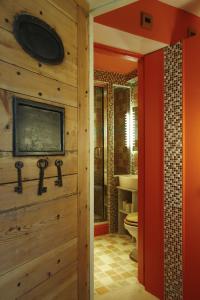 baño con pared de madera y aseo en Hang Your Hat en Winchester