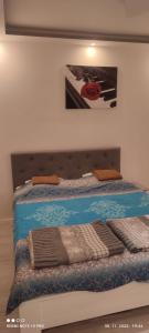 uma cama com duas almofadas em cima em VIN Studio em Kruševac