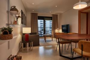 a living room with a table and a dining room at Sea view modern flat in Alboraya