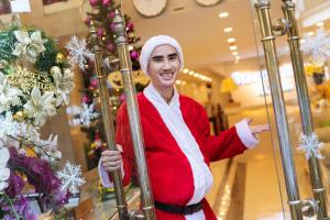 Ein Mann, verkleidet als Weihnachtsmann, steht in einem Laden. in der Unterkunft Hanoi Diamond King Hotel & Travel in Hanoi