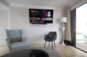 巴拿马城AmazINN Places Private Rooftop and Jacuzzi IX的带椅子和电视的客厅