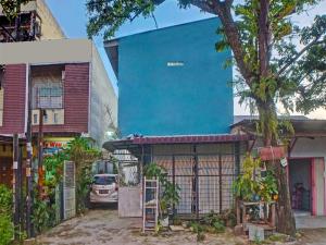 un edificio azul al lado de una calle en OYO 91959 La Khansa Homestay Syariah en Sunggal