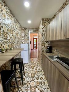 een keuken met een spoelbak en een aanrechtblad bij AmazINN Places Casco Viejo Pool and Rooftop VIII in Panama-Stad