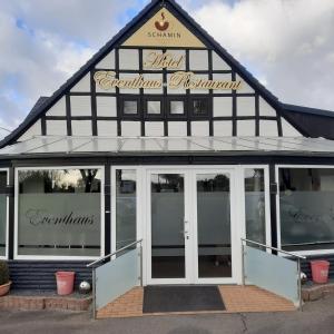 un restaurante con un cartel en la parte delantera en Eventhaus Schamin en Erpen