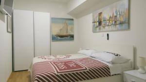 ein Schlafzimmer mit einem Bett und einem Wandgemälde in der Unterkunft F12 Apartments in Zagreb
