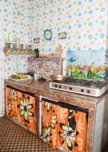 uma cozinha com um fogão e uma parede floral em Tetouan house em Tétouan