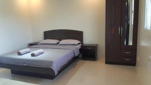 1 dormitorio con 1 cama con 2 almohadas en Avana Hills Boracay Prime Panoramic Suite, en Boracay