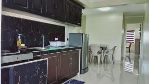 cocina con nevera y comedor en Avana Hills Boracay Prime Panoramic Suite, en Boracay