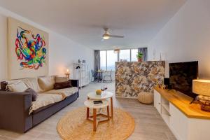 a living room with a couch and a table at Ocean Loka in Callao Salvaje