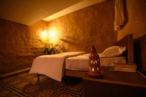 une chambre d'hôtel avec un lit et une table dans l'établissement Anandavana Jungle Resort By Lexstays - Kanthalloor-Marayur, à Kanthalloor