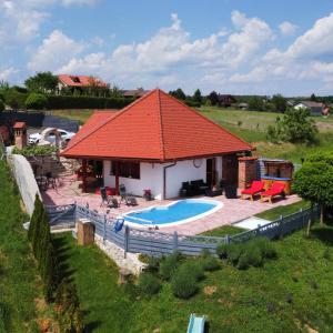 una imagen de una casa con piscina en SECRET WELLNESS, en Bodonci