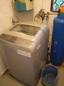 een wasmachine op een aanrecht naast een waterfles bij Departamento los Mangos in Puerto Vallarta