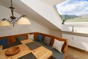 uma sala de jantar com uma mesa e uma janela em Alpengold em Garmisch-Partenkirchen