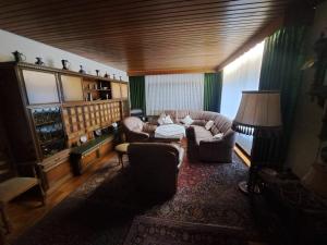 un soggiorno con divano e tavolo di Muttis Apartment a Mönchengladbach