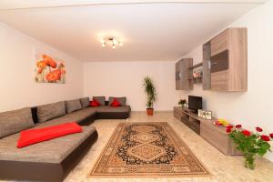 ein Wohnzimmer mit Sofa und Fernseher in der Unterkunft Hotel am Buchwald in Esslingen