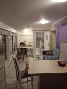 Una cocina y una sala de estar con mesa y sillas. en Zacisze, en Iłownica