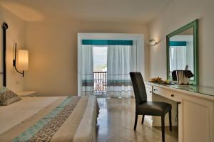 Postel nebo postele na pokoji v ubytování El Faro Hotel & Spa