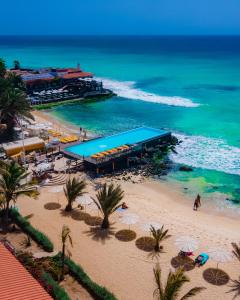 an overhead view of a beach with umbrellas and the ocean at Hotel Odjo d'água in Santa Maria