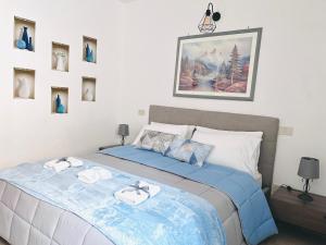 [LaCasinaNelBorgo] Centrale, Comfort, P.Gratuito. في Nepi: غرفة نوم مع سرير مع لحاف أزرق