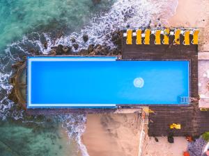 an overhead view of a swimming pool on a beach at Hotel Odjo d'água in Santa Maria