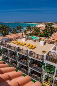 uma vista aérea de um resort com uma praia em Hotel Odjo d'água em Santa Maria