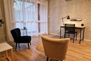 ein Wohnzimmer mit einem Tisch, Stühlen und einem Fenster in der Unterkunft The timelessness of Moirans #EG in Moirans