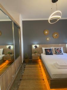 1 dormitorio con 1 cama grande y espejo en Shared Pool Flat Located 3 Min to Beach in Kalkan, en Kalkan