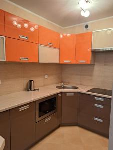 eine Küche mit braunen Schränken und einem Waschbecken in der Unterkunft Apartament Karmelowy in Karpacz