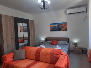- une chambre avec un lit et un canapé dans l'établissement One Bedroom apartment, à San Ġiljan