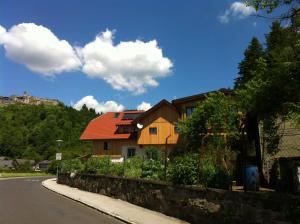 una casa con techo rojo al lado de una carretera en Waldhof, en Villach