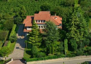 an aerial view of a house with a tree at Relais BB Pacengo in Lazise