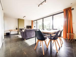 Posezení v ubytování Chalet near Durbuy with Pool & Nature Trails