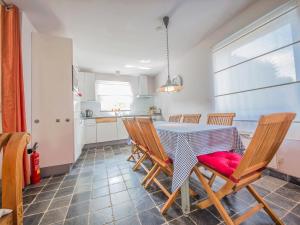 cocina y comedor con mesa y sillas en Holiday home Relais Le Roi with a terrace in Warisy, en Rendeux