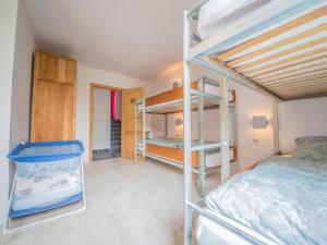 1 dormitorio con litera y 1 dormitorio con escalera. en Holiday home Relais Le Roi with a terrace in Warisy, en Rendeux
