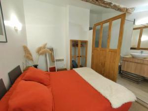 Ένα ή περισσότερα κρεβάτια σε δωμάτιο στο Maison de ville au coeur du centre historique, parking gratuit +3 φωτογραφίες