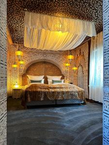 Boutique-Hotel Stadtvilla Hodes في فولدا: غرفة نوم بسرير كبير في غرفة