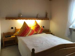 ein Schlafzimmer mit einem Bett mit zwei Kissen darauf in der Unterkunft Privatvermietung Ina in Buntenbock