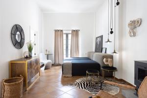 een woonkamer met een bed en een open haard bij Villa L2ALMA in Granadilla de Abona