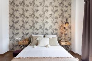 een slaapkamer met een bed met behang met palmbomen bij Villa L2ALMA in Granadilla de Abona