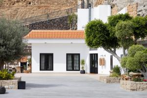 een wit gebouw met een rood dak bij Villa L2ALMA in Granadilla de Abona