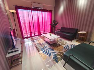uma sala de estar com cortinas cor-de-rosa e um sofá em Pavilionvillie M1T570 by irainbow em Ipoh