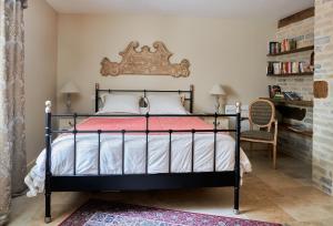 a bedroom with a bed with a black frame at Charmot de Pommard in Pommard