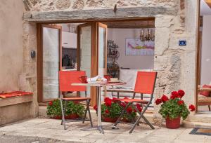 a table and two chairs on a patio at Charmot de Pommard in Pommard