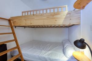 Etagenbett in einem Zimmer mit einer Leiter in der Unterkunft Aux Rêveries des Cimes - Vostok Zodiaque in Villarembert