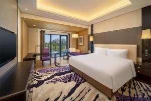 Voodi või voodid majutusasutuse Radisson Blu Hotel Wuhan ETD Zone toas