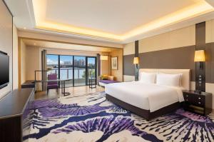 Televiisor ja/või meelelahutuskeskus majutusasutuses Radisson Blu Hotel Wuhan ETD Zone